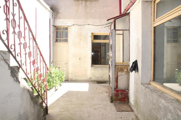 2 immeubles Ensemble immobilier avec plus de 830 m² exploitables. Fort potentiel de rentabilité