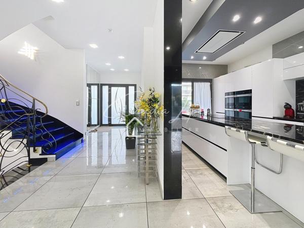 PROPRIÉTÉ  D'EXCEPTION 368 M² UTILES SUR UNE PARCELLE DE 744M²