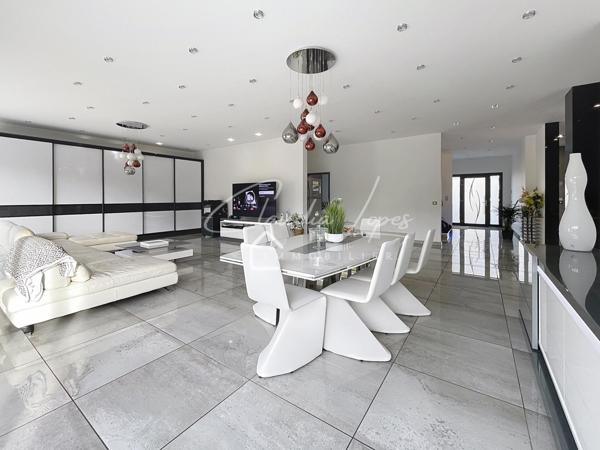 PROPRIÉTÉ  D'EXCEPTION 368 M² UTILES SUR UNE PARCELLE DE 744M²