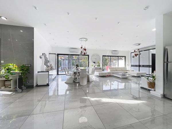 PROPRIÉTÉ  D'EXCEPTION 368 M² UTILES SUR UNE PARCELLE DE 744M²