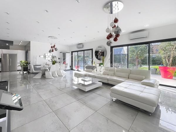 PROPRIÉTÉ  D'EXCEPTION 368 M² UTILES SUR UNE PARCELLE DE 744M²