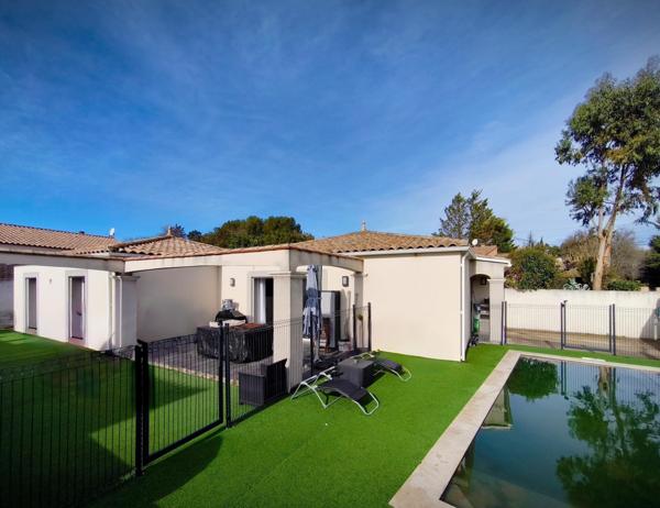 Villa de plain-pied avec piscine et prestations soignées