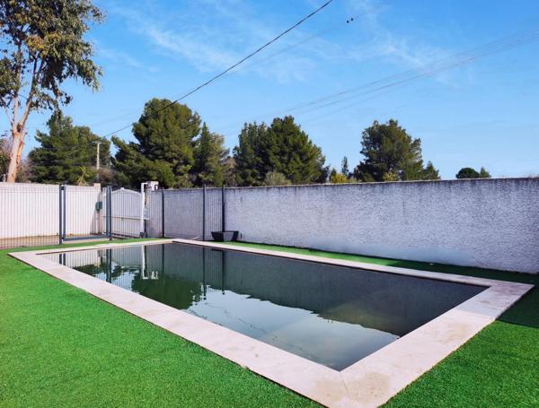 Villa de plain-pied avec piscine et prestations soignées