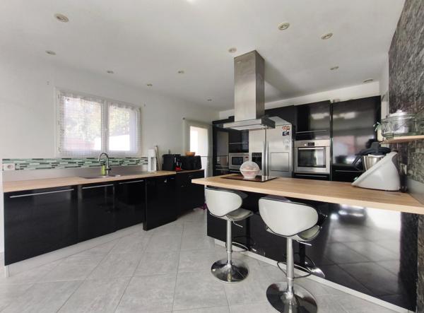 Villa de plain-pied avec piscine et prestations soignées