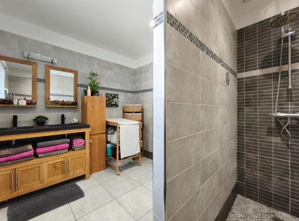 Villa de plain-pied avec piscine et prestations soignées