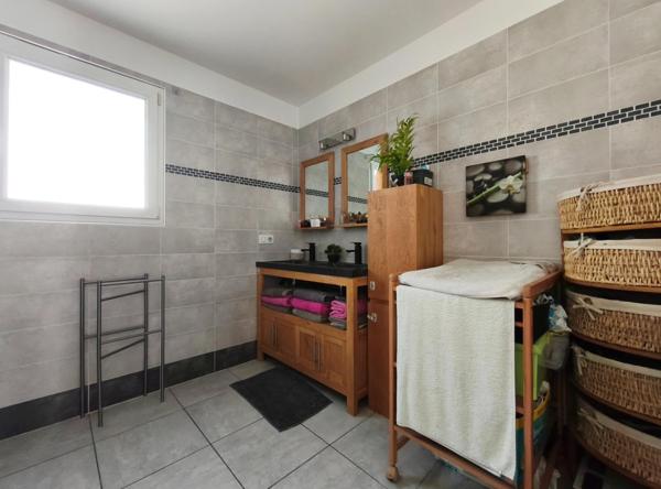 Villa de plain-pied avec piscine et prestations soignées