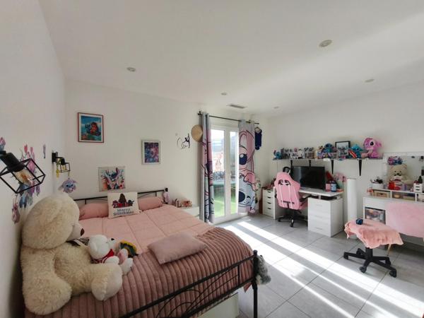 Villa de plain-pied avec piscine et prestations soignées