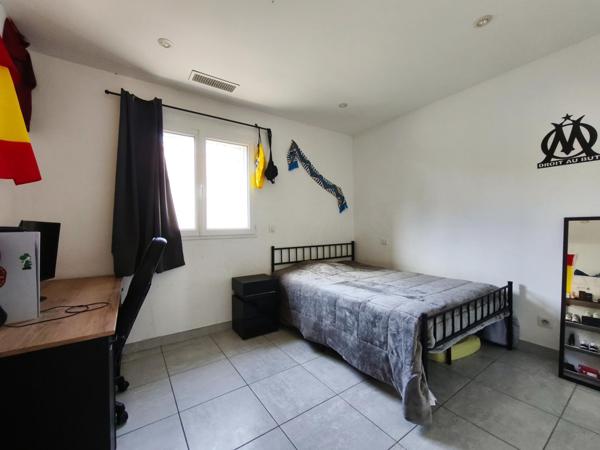 Villa de plain-pied avec piscine et prestations soignées