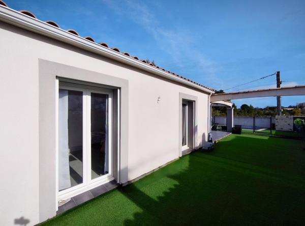 Villa de plain-pied avec piscine et prestations soignées