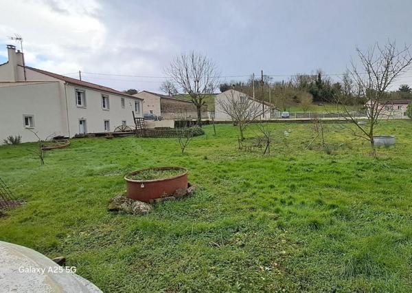 SUPERBE MAISON SUR SOUS SOL   HANGAR  TERRAIN  AVEC PLAN D'EAU
