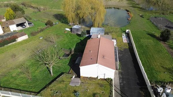 SUPERBE MAISON SUR SOUS SOL   HANGAR  TERRAIN  AVEC PLAN D'EAU