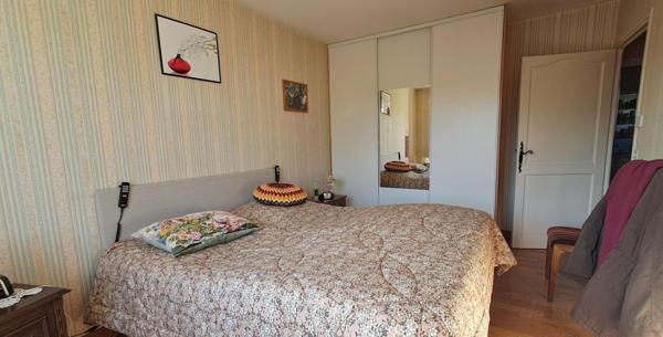 SUPERBE MAISON SUR SOUS SOL   HANGAR  TERRAIN  AVEC PLAN D'EAU