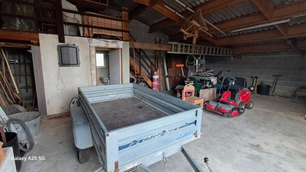 SUPERBE MAISON SUR SOUS SOL   HANGAR  TERRAIN  AVEC PLAN D'EAU