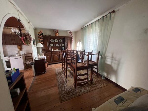 Maison de village au calme avec beau terrain et dépendances