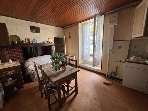 Maison de village au calme avec beau terrain et dépendances