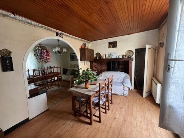 Maison de village au calme avec beau terrain et dépendances