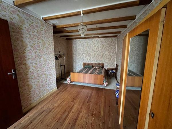 Maison de village au calme avec beau terrain et dépendances