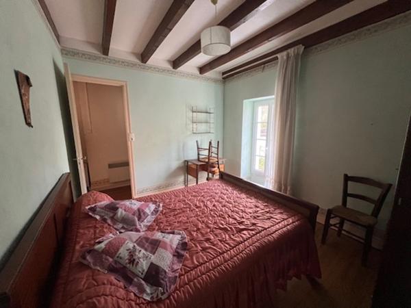 Maison de village au calme avec beau terrain et dépendances