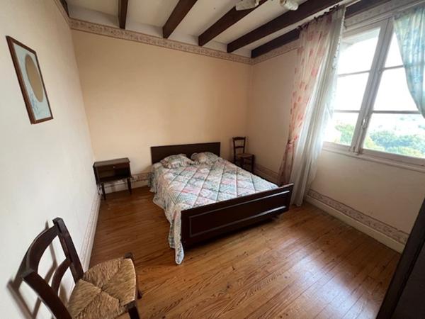 Maison de village au calme avec beau terrain et dépendances