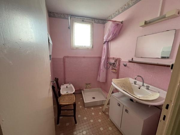 Maison de village au calme avec beau terrain et dépendances