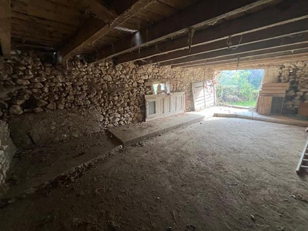 Maison de village au calme avec beau terrain et dépendances