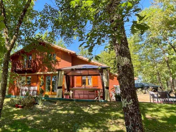 Dans un cadre idyllique et relaxant, superbe chalet de 92 m² en parfait état, offrant confort, modernité et de très belles prestations.