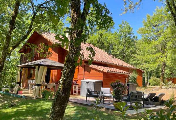 Dans un cadre idyllique et relaxant, superbe chalet de 92 m² en parfait état, offrant confort, modernité et de très belles prestations.