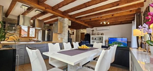 Dans un cadre idyllique et relaxant, superbe chalet de 92 m² en parfait état, offrant confort, modernité et de très belles prestations.