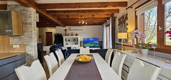 Dans un cadre idyllique et relaxant, superbe chalet de 92 m² en parfait état, offrant confort, modernité et de très belles prestations.
