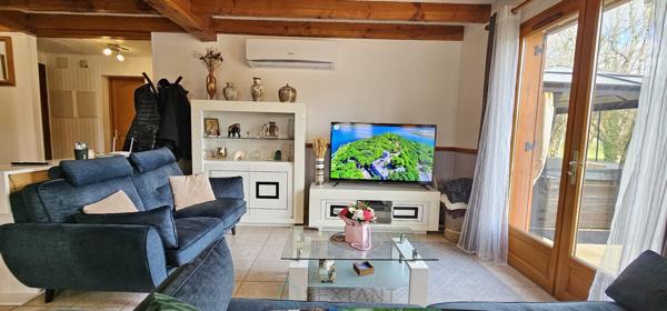 Dans un cadre idyllique et relaxant, superbe chalet de 92 m² en parfait état, offrant confort, modernité et de très belles prestations.