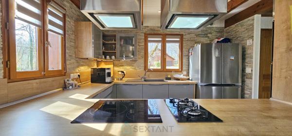 Dans un cadre idyllique et relaxant, superbe chalet de 92 m² en parfait état, offrant confort, modernité et de très belles prestations.