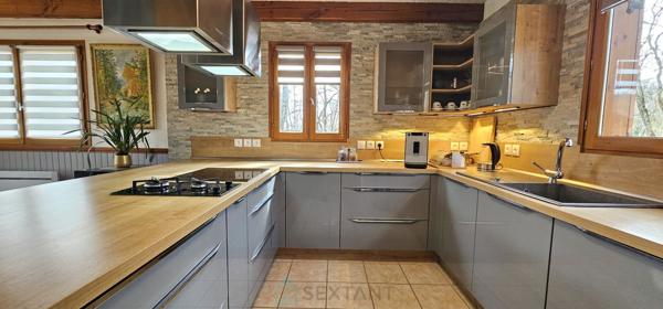Dans un cadre idyllique et relaxant, superbe chalet de 92 m² en parfait état, offrant confort, modernité et de très belles prestations.
