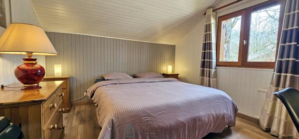Dans un cadre idyllique et relaxant, superbe chalet de 92 m² en parfait état, offrant confort, modernité et de très belles prestations.