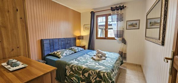 Dans un cadre idyllique et relaxant, superbe chalet de 92 m² en parfait état, offrant confort, modernité et de très belles prestations.