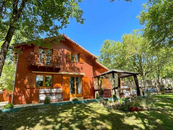 Dans un cadre idyllique et relaxant, superbe chalet de 92 m² en parfait état, offrant confort, modernité et de très belles prestations.