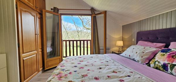 Dans un cadre idyllique et relaxant, superbe chalet de 92 m² en parfait état, offrant confort, modernité et de très belles prestations.