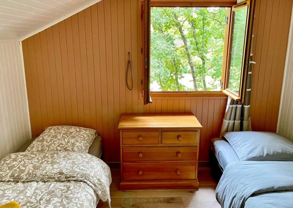 Dans un cadre idyllique et relaxant, superbe chalet de 92 m² en parfait état, offrant confort, modernité et de très belles prestations.