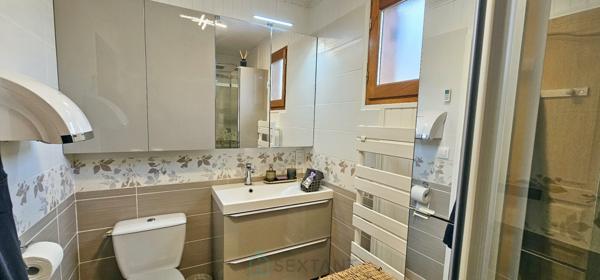 Dans un cadre idyllique et relaxant, superbe chalet de 92 m² en parfait état, offrant confort, modernité et de très belles prestations.