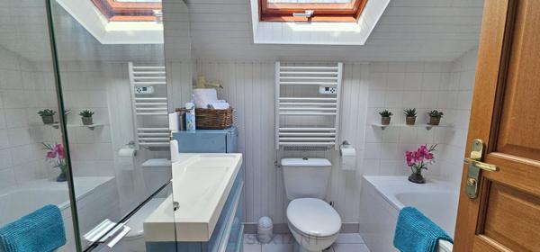 Dans un cadre idyllique et relaxant, superbe chalet de 92 m² en parfait état, offrant confort, modernité et de très belles prestations.