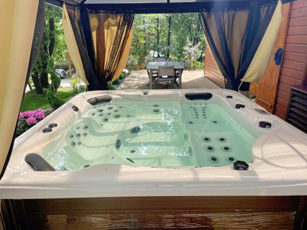 Dans un cadre idyllique et relaxant, superbe chalet de 92 m² en parfait état, offrant confort, modernité et de très belles prestations.