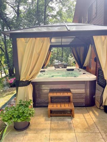 Dans un cadre idyllique et relaxant, superbe chalet de 92 m² en parfait état, offrant confort, modernité et de très belles prestations.