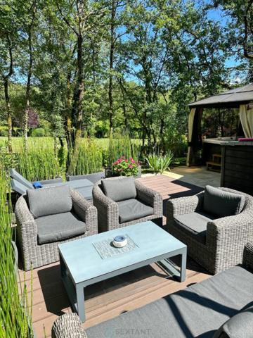 Dans un cadre idyllique et relaxant, superbe chalet de 92 m² en parfait état, offrant confort, modernité et de très belles prestations.