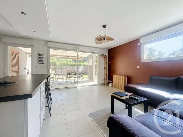 Appartement T3 à vendre  3 pièces - 70 m 2   FREJUS  - 83