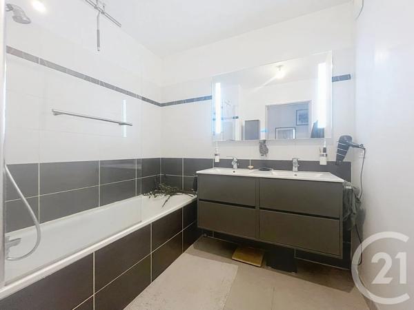 Appartement T3 à vendre  3 pièces - 70 m 2   FREJUS  - 83