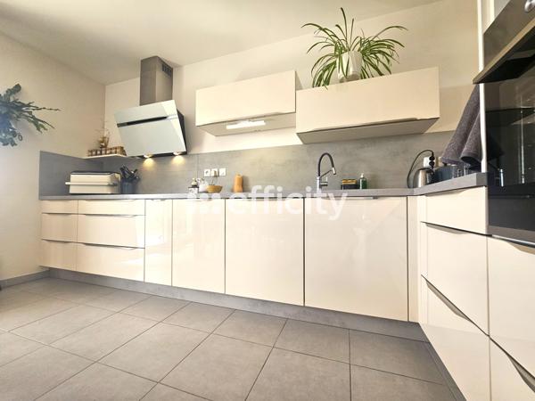 Appartement
         4 pièces
        - 89 m² Bien prestige 530 000 € *