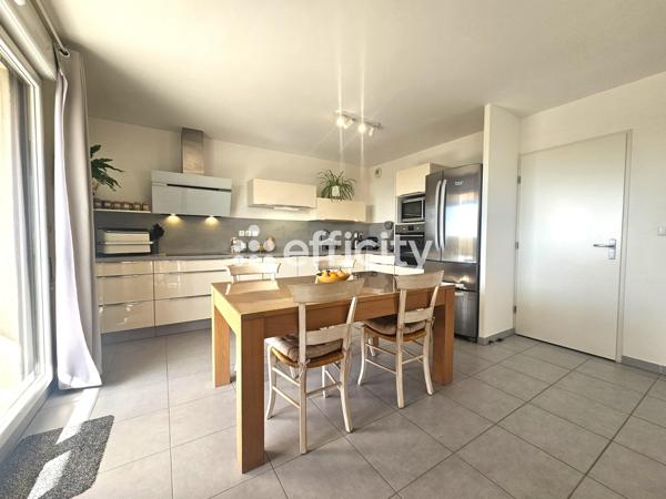 Appartement
         4 pièces
        - 89 m² Bien prestige 530 000 € *