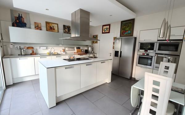 Maison à vendre    5 pièces • 241 m2 Grenoble