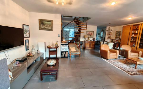 Maison à vendre    5 pièces • 241 m2 Grenoble