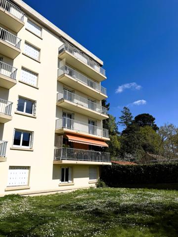 NANTES SCHUMAN, BEAU T4 RENOVE ENSOLEILLE CALME ET VERDURE, BALCON et PARKING