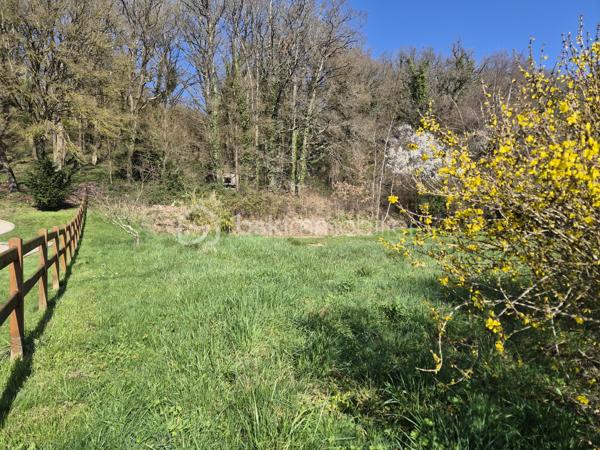 Maison neuve 111 m² + Terrain 2 638 m² – Permis accordé – Projet clé en main
Situé au calme absolu, au bout d’une impasse sur la commune de Saint Michel sur Loire, ce projet vous offre l’opportunité rare d’acquérir un terrain entièrement viabilisé accompagné d’un permis de construire déjà accepté (gain de temps considérable) pour une maison moderne de 111 m² avec carport attenant possible.
🌿 Le terrain – 2 638 m² au total
•	Une première parcelle de 1 470 m², dont 750 m² constructibles sur un beau plateau exposé plein sud.
•	Une seconde parcelle de 1 168 m², en face, partiellement boisée : idéale pour jardin, loisirs, détente ou animaux.
•	Terrain viabilisé, réseaux amenés jusqu’à l’emplacement de la maison.
•	Assainissement individuel installé.
•	Pluviales déjà raccordées au réseau
•	Chemin d’accès chantier déjà réalisé. 
→ Plus de 25 000 € d’économies déjà intégrées dans le projet.
🏠 La maison – 111 m² habitables (permis accordé)
Le permis porte sur une maison contemporaine comprenant :
•	Grande pièce de vie lumineuse ouverte sur le jardin,
•	3 chambres,
•	Cellier,
•	Carport attenant,
•	Prestations modernes : chauffage au sol, pompe à chaleur, domotique, etc.
Un constructeur a déjà chiffré cette maison : 👉 Projet global terrain + construction : moins de 278 000 € Une opportunité exceptionnelle pour une maison neuve de cette surface dans un cadre naturel et paisible.
☀️ Cadre de vie
Exposition plein sud, environnement calme, nature préservée, à :
•	7 min de Langeais,
•	9 min de l’A85,
•	25 min de Tours Ouest.
💡 Primo accédants : PTZ disponible sur ce secteur
📩 Pour en savoir plus sur le projet, les plans, le chiffrage ou organiser une rencontre, contactez moi. Je vous accompagne pour construire sereinement votre futur lieu de vie.